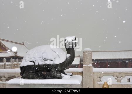 ---- Ein Wunder Landschaft von Statuen an der Verbotenen Stadt, ein Palast Komplex des ehemaligen chinesischen kaiserlichen Dynastien, bedeckt mit Schnee, in Peking, C Stockfoto