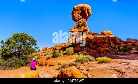 Balanced Rock, eine große und empfindliche Sandstein Felsformationen in der Wüstenlandschaft des Arches National Park in der Nähe von Moab, Utah, United States Stockfoto