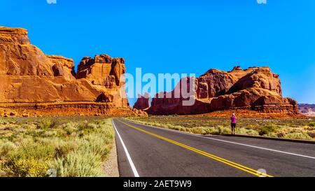 Groß und zerbrechlich Sandsteinfelsen Pinnacles und Felsfinnen entlang Arches Scenic Drive in der Wüstenlandschaft des Arches National Park in der Nähe von Moab, Utah, USA Stockfoto