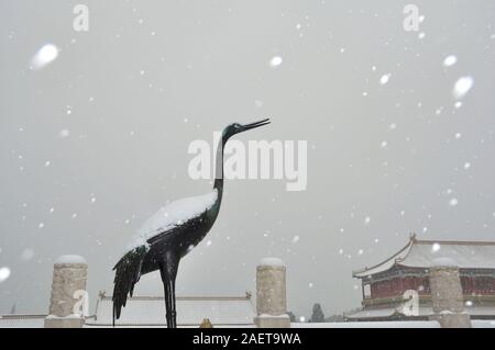 ---- Ein Wunder Landschaft von Statuen an der Verbotenen Stadt, ein Palast Komplex des ehemaligen chinesischen kaiserlichen Dynastien, bedeckt mit Schnee, in Peking, C Stockfoto