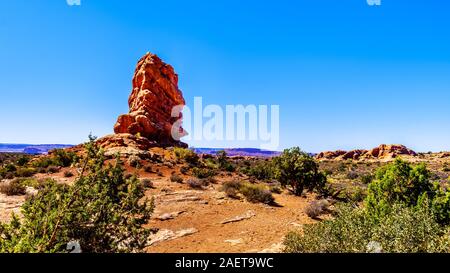 Die hohen und zerbrechlich Sandsteinfelsen Pinnacles in der Wüstenlandschaft des Arches National Park in der Nähe von Moab, Utah, United States Stockfoto