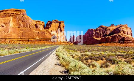 Groß und zerbrechlich Sandsteinfelsen Pinnacles und Felsfinnen entlang Arches Scenic Drive in der Wüstenlandschaft des Arches National Park in der Nähe von Moab, Utah, USA Stockfoto