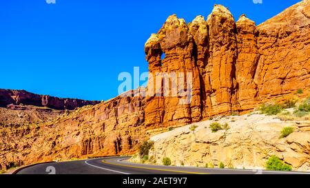 Groß und zerbrechlich Sandsteinfelsen Pinnacles entlang Arches Scenic Drive in der Wüstenlandschaft des Arches National Park in der Nähe von Moab, Utah, United States Stockfoto