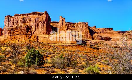 Die hohen und zerbrechlich Sandsteinfelsen Pinnacles und engen Rock Flossen in der Wüstenlandschaft des Arches National Park in der Nähe von Moab, Utah, United States Stockfoto