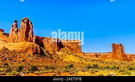 Die hohen und zerbrechlich Sandsteinfelsen Pinnacles und engen Rock Flossen in der Wüstenlandschaft des Arches National Park in der Nähe von Moab, Utah, United States Stockfoto