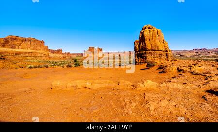 Die hohen und zerbrechlich Sandsteinfelsen Pinnacles in der Wüstenlandschaft des Arches National Park in der Nähe von Moab, Utah, United States Stockfoto