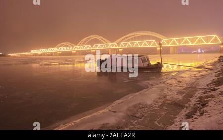 Ein Fischerboot Häfen am Songhua-fluss, das ist der größte Nebenfluss des Flusses Heilongjiang und friert wegen der drastischen Temperaturabfall, Witz Stockfoto