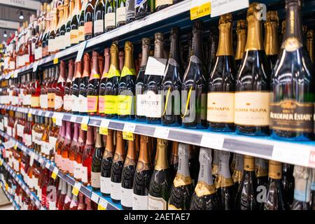 Dec 6, 2019 Santa Clara/CA/USA - Auswahl an Champagner und Sekt Weine verschiedener Qualität und Herkunft angezeigt in einem Supermarkt; Stockfoto