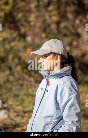 Spanische Touristen Frau wandern in der Spanischen Berg Montseny Stockfoto
