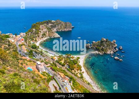 Luftaufnahme von Isola Bella Insel und Strand in Taormina, Sizilien, Italien. Ionische Küste. Isola Bella (Sizilianische: isula Bedda), auch bekannt als die Perle o Stockfoto