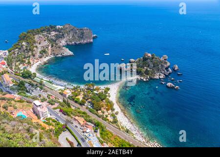 Luftaufnahme von Isola Bella Insel und Strand in Taormina, Sizilien, Italien. Ionische Küste. Isola Bella (Sizilianische: isula Bedda), auch bekannt als die Perle o Stockfoto