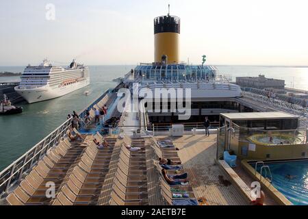 Blick von der Brücke auf dem obersten Deck eines Kreuzfahrtschiffes, Venedig, Italien Stockfoto