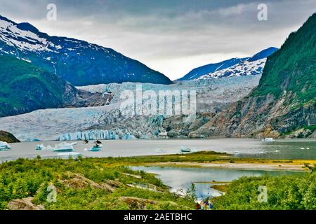 Mendenhall Gletscher, Eisschollen, und die Berge in der Nähe von Juneau, AK. Es ist etwa 12 Meilen (19 km) lange und in Mendenhall Tal gelegen, ungefähr 12 Meilen (19 k Stockfoto