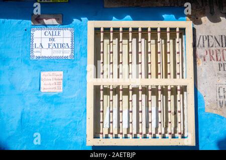 Ein Fenster auf einen hellen blauen Wand auf der Straße Calle de la Fatiga, Bogotá, Kolumbien Stockfoto