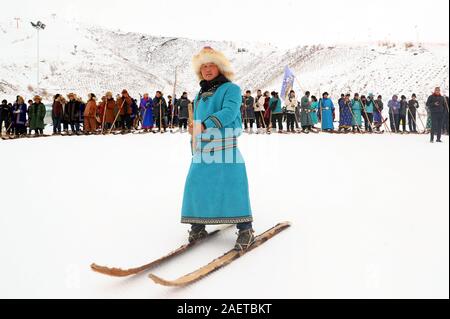 Die Menschen nehmen Teil in einem Karneval zu einem Ski Gebiet auf jiangjun Berg in Altay, Nordwesten Chinas Autonome Region Xinjiang Uygur, 27. November 2019. Stockfoto