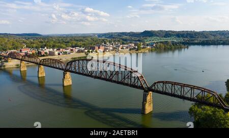 Blick über den Ohio River in die Innenstadt von 1802 über eine alte Eisenbahnbrücke doubles Stockfoto