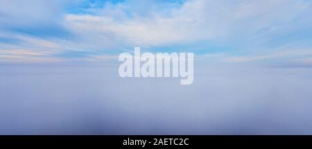 Himmel über dem Nebel. Blick aus der Vogelperspektive. Panorama Stockfoto