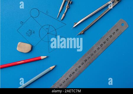 Zeichnung plan auf eine Farbe, Oberfläche mit dem Bleistift, Lineal, Kompass und andere Werkzeuge, Geometrie formen Stockfoto