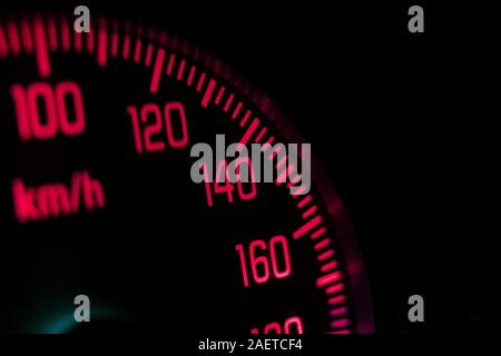 Ein Makro Blick auf den Tachometer im Fahrzeug mit Zahlen und Skalierung Stockfoto