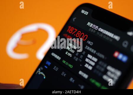 Eine Person, die Kontrollen auf den Aktienkurs von Alibaba nur an der Hong Kong Stock Exchange in Jinan City aufgeführt, der ostchinesischen Provinz Shandong, 26. November 2019. Stockfoto