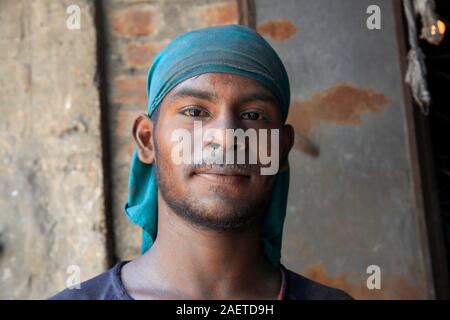 Porträt einer Aluminiumfabrik Arbeiter an Keraniganj am Stadtrand von Dhaka, Bangladesch. Stockfoto