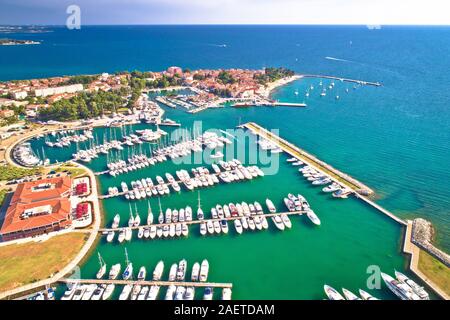 Novigrad Istarski historischen Küstenstadt Adria Küste und Marina Luftaufnahme, Istrien Region von Kroatien Stockfoto