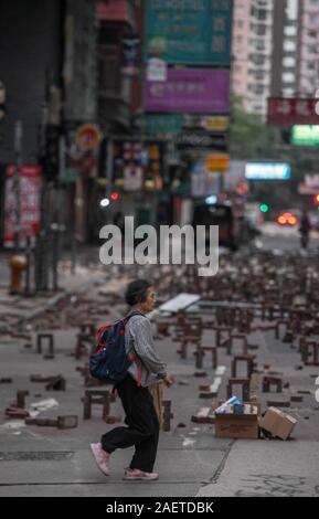 In Mong Kok, Tin Shui Wai und Sai Wan Ho, drei Bereiche, die die Hauptlast der rampages Randalierer in den letzten Tagen trug, Bewohner hoben Steine und Müll le Stockfoto