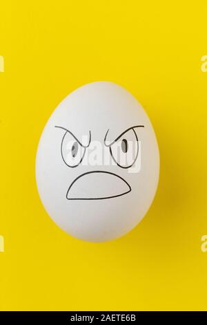 Das Böse unheimlich wütend das Gesicht Emotionen auf die Ostereier bemalt, halloween Konzept Stockfoto