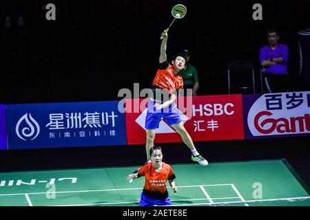 Ren Xiaoyu und Zhou Chaomin von China den Ball gegen Kouhei Gondou und Ayane Kurihara Japans in der ersten Runde des gemischten Doppel von Fuzhou Kinn Stockfoto