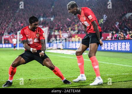 Brasilianische Fußballspieler Paulinho, Links, und der brasilianische Fußballspieler Anderson Souza Conceicao, bekannt als Anderson Talisca oder einfach Talisca, rechts, Stockfoto