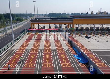 ---- Neue Tore für Fahrzeuge mit elektronischer Mautsysteme, die tun müssen, während die Tore, in Peking, China zu stoppen, Stockfoto