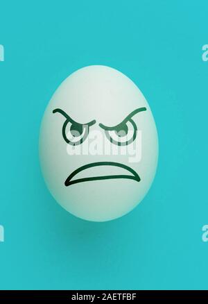 Das Böse unheimlich wütend das Gesicht Emotionen auf die Ostereier bemalt, halloween Konzept Stockfoto