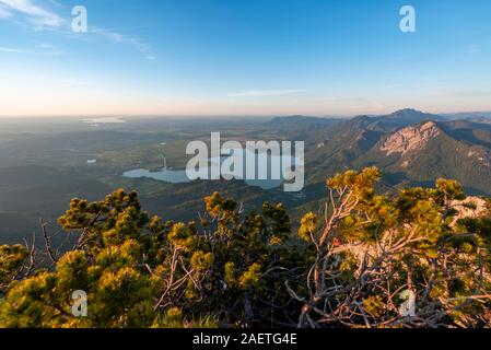 Bergpanorama, Blick vom Herzogstand zu See Kochel und Voralpen, Alpen, Oberbayern, Bayern, Deutschland Stockfoto