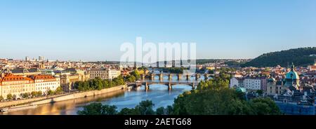 Blick auf die Stadt mit Brücken über die Moldau, Karlsbrücke, Prag, Böhmen, Tschechien Stockfoto