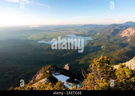 Blick vom Herzogstand zu See Kochel und Alpenvorland, Oberbayern, Bayern, Deutschland Stockfoto