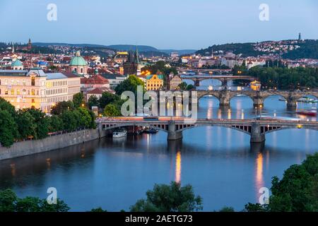 Blick auf die Stadt, Brücken über die Moldau, Karlsbrücke und Altstädter Brückenturm und Wasserturm, Abendstimmung, Prag, Böhmen, Tschechien Stockfoto