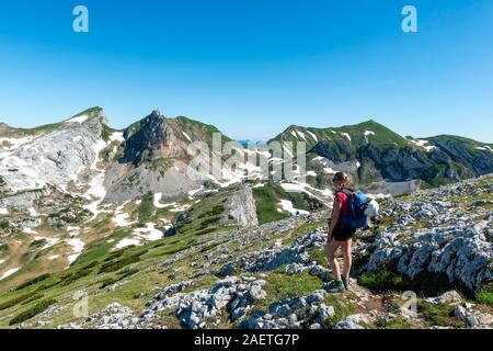 Junge Frau wandern, Wanderweg, 5-Gipfel Klettersteig, Wanderung im Rofangebirge, Haidachstellwand, Tirol, Österreich Stockfoto