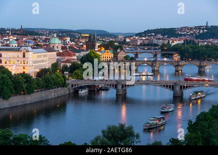 Blick auf die Stadt mit Brücken über die Moldau, Karlsbrücke und Altstädter Brückenturm, Abendstimmung, Prag, Böhmen, Tschechien Stockfoto