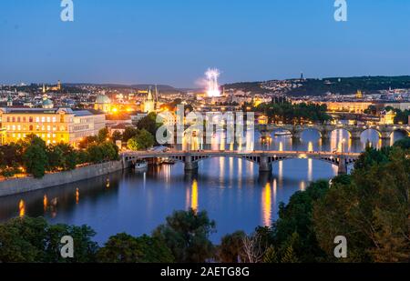 Blick auf die Stadt, Brücken über die Moldau, Karlsbrücke und Altstädter Brückenturm und Wasserturm, Feuerwerk, Abendstimmung, Prag, Böhmen Stockfoto