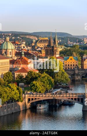 Blick auf die Stadt mit Brücken über den Fluss Vltava mit Altstädter Brückenturm, Prag, Böhmen, Tschechien Stockfoto