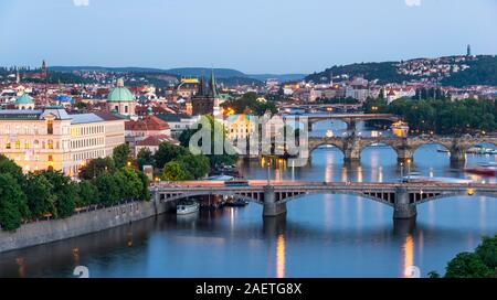 Blick auf die Stadt mit Brücken über die Moldau, Karlsbrücke und Altstädter Brückenturm, Abendstimmung, Prag, Böhmen, Tschechien Stockfoto