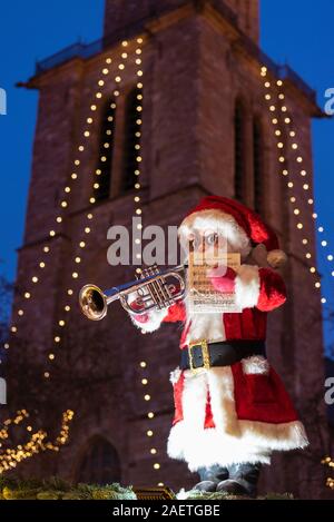 Santa Claus mit Trompete, Weihnachtsdekoration, Reinoldi Kirche, Weihnachtsmarkt, Dortmund, Nordrhein-Westfalen, Deutschland Stockfoto