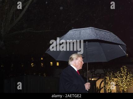 Washington, District of Columbia, USA. 10 Dez, 2019. Präsidenten der Vereinigten Staaten Donald J. Trumpf spricht für die Mitglieder der Medien auf dem Südrasen des Weißen Hauses in Washington, DC, USA als Er fährt für eine Keep America große Kundgebung in Hershey, Pennsylvania am Dienstag, 10. Dezember 2019. Credit: Stefani Reynolds/CNP/ZUMA Draht/Alamy leben Nachrichten Stockfoto