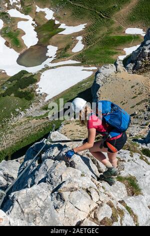 Junge Frau, Klettern, Klettersteig, via ferrata, 5 Gipfel Wanderung auf dem Rofangebirge, Tirol, Österreich Stockfoto