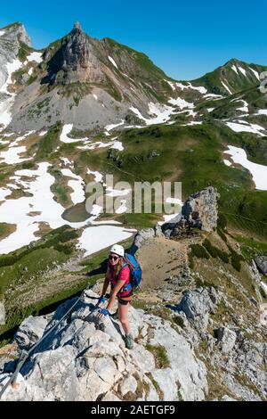 Junge Frau, Klettern, Klettersteig, 5 Gipfel Klettersteig, Steinberg auf der Rückseite, Wanderung auf dem Rofangebirge, Tirol, Österreich Stockfoto