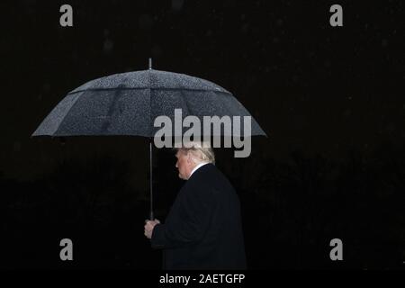 Washington, District of Columbia, USA. 10 Dez, 2019. Präsidenten der Vereinigten Staaten Donald J. Trumpf Wanderungen zu Marine One auf dem Südrasen des Weißen Hauses in Washington, DC, USA als Er fährt für eine Keep America große Kundgebung in Hershey, Pennsylvania am Dienstag, 10. Dezember 2019. Credit: Stefani Reynolds/CNP/ZUMA Draht/Alamy leben Nachrichten Stockfoto