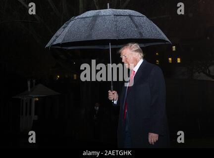 Washington, District of Columbia, USA. 10 Dez, 2019. Präsidenten der Vereinigten Staaten Donald J. Trumpf Wanderungen zu Marine One auf dem Südrasen des Weißen Hauses in Washington, DC, USA als Er fährt für eine Keep America große Kundgebung in Hershey, Pennsylvania am Dienstag, 10. Dezember 2019. Credit: Stefani Reynolds/CNP/ZUMA Draht/Alamy leben Nachrichten Stockfoto