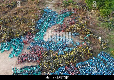 Luftaufnahme der Stapel der Verlassenen und kaputte Fahrräder in einem Vorort von Guangzhou City, die südchinesische Provinz Guangdong, 20. November 2019. Stockfoto