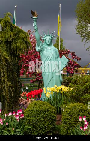 Eine Tulpe Stadt tulip Garten mit der Freiheitsstatue in den Skagit Valley, Washington, USA. Stockfoto