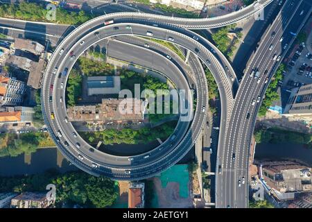 Eine Luftaufnahme des Bewohners Gebäude, das von einem Kreis Überführung in Guangzhou City umgeben, die südchinesische Provinz Guangdong, 18. November 2019. Der ei Stockfoto